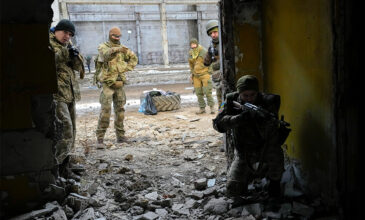 Πόλεμος στην Ουκρανία: Ξανά στόχος η Μαριούπολη μετά την άκαρπη συνάντηση Λαβρόφ – Κουλέμπα – «Οι βόμβες χτυπούν σπίτια»