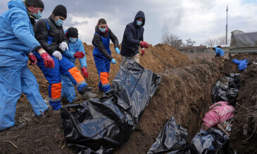 Πόλεμος στην Ουκρανία: Συγκλονιστική φωτογραφία από ομαδικό τάφο έξω από τη Μαριούπολη