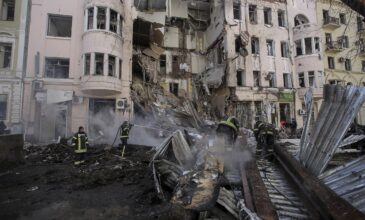 Πόλεμος στην Ουκρανία: Σφοδροί βομβαρδισμοί σε Κίεβο και Χάρκοβο – Ισοπεδωμένη πόλη η Μαριούπολη