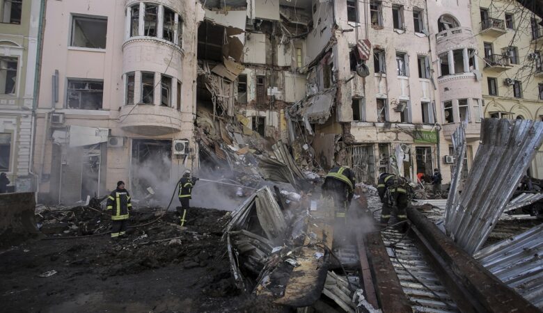 Πόλεμος στην Ουκρανία: Σφοδροί βομβαρδισμοί σε Κίεβο και Χάρκοβο – Ισοπεδωμένη πόλη η Μαριούπολη
