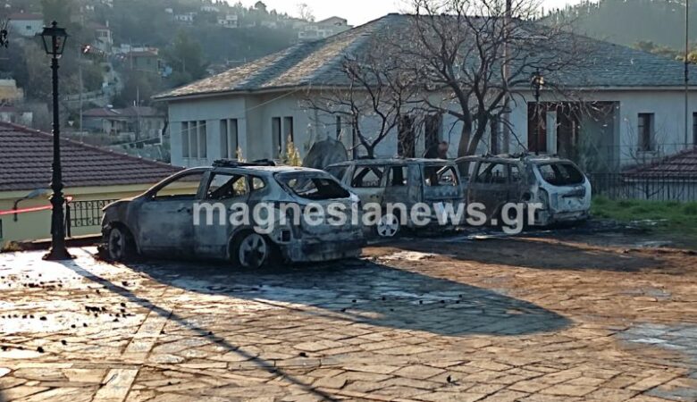Βόλος: Καταστράφηκαν από φωτιά πέντε αυτοκίνητα της αστυνομίας