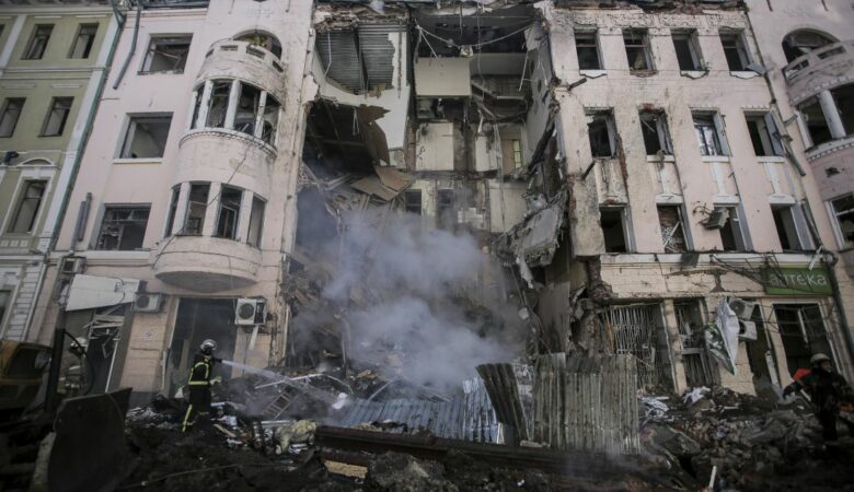 Πόλεμος στην Ουκρανία: Χτυπήθηκε πάλι από πύραυλο, πολυκατοικία στο Κίεβο – Ένας νεκρός και τρεις τραυματίες
