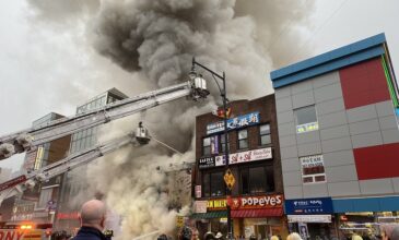 Μεγάλη πυρκαγιά σε εμπορικό κέντρο της Νέας Υόρκης