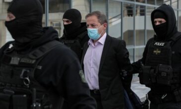 Δημήτρης Λιγνάδης: Έφτασε στο δικαστήριο ο κατηγορούμενος – Δείτε εικόνες