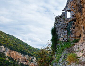 Το άγνωστο «κάθετο» μοναστήρι της Πελοποννήσου που ήταν πολεμικό καταφύγιο