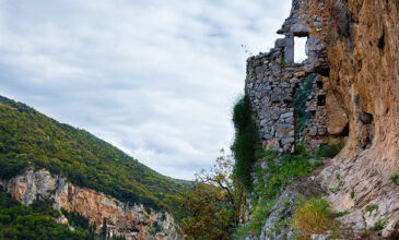 Το άγνωστο «κάθετο» μοναστήρι της Πελοποννήσου που ήταν πολεμικό καταφύγιο