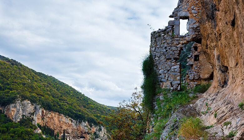 Το άγνωστο «κάθετο» μοναστήρι της Πελοποννήσου που ήταν πολεμικό καταφύγιο