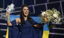 Η Ουκρανή πρώην νικήτρια της Eurovision με τραγούδι κατά του Στάλιν, ανάμεσα στους πρόσφυγες του πολέμου