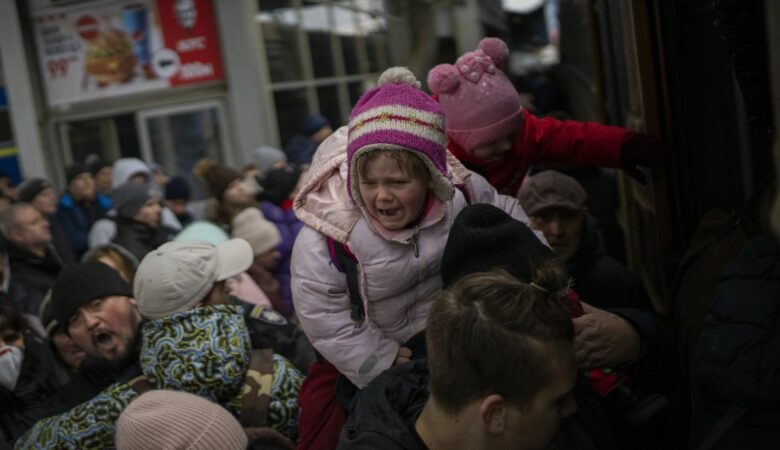 Πόλεμος στην Ουκρανία: 100.000 άμαχοι θέλουν να φύγουν από τη Μαριούπολη, αλλά δεν μπορούν