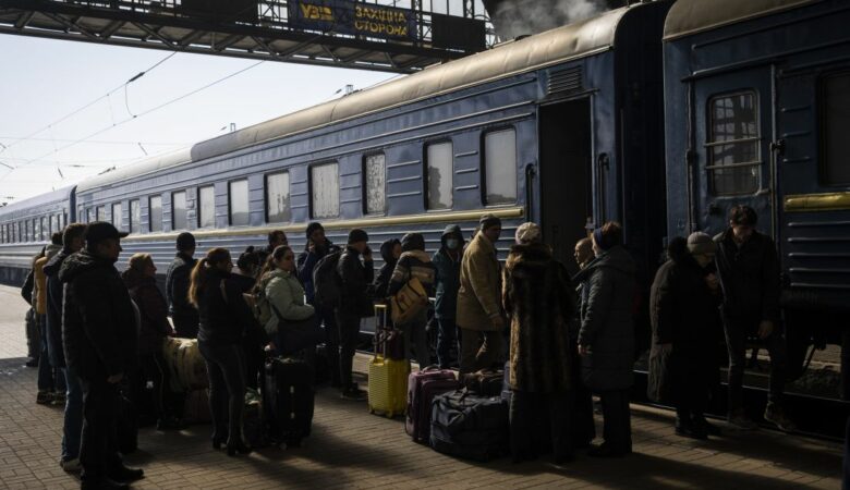 Πόλεμος στην Ουκρανία: «Οι Ρώσοι εμποδίζουν τους αμάχους να φύγουν από τη Μαριούπολη» λέει το Κίεβο