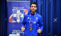 Μίλτος Τεντόγλου: «Τα είχε 20 κιλά» – Το τραγούδι που του αφιέρωσαν οι συντοπίτες του από τα Γρεβενά