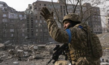 Πόλεμος στην Ουκρανία: Μαίνονται οι μάχες στη μαρτυρική Μαριούπολη – Καταστράφηκε σταθμός τρένου κοντά στο Ντνίπρο