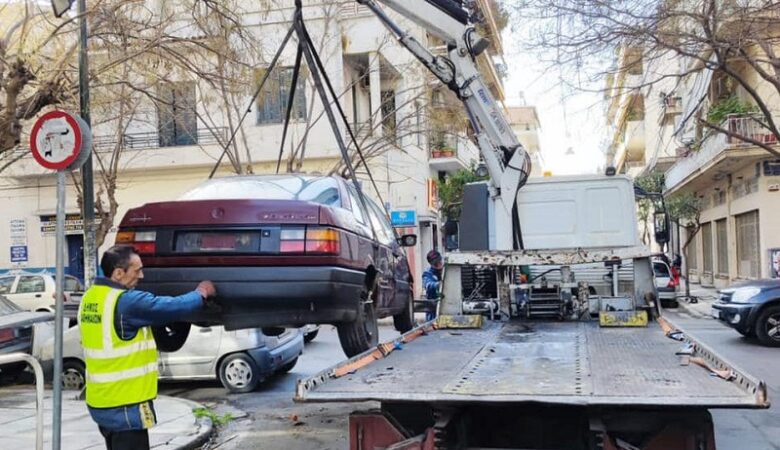 Πάνω από 4.000 εγκαταλελειμμένα οχήματα απομάκρυνε από τους δρόμους ο Δήμος Αθηναίων