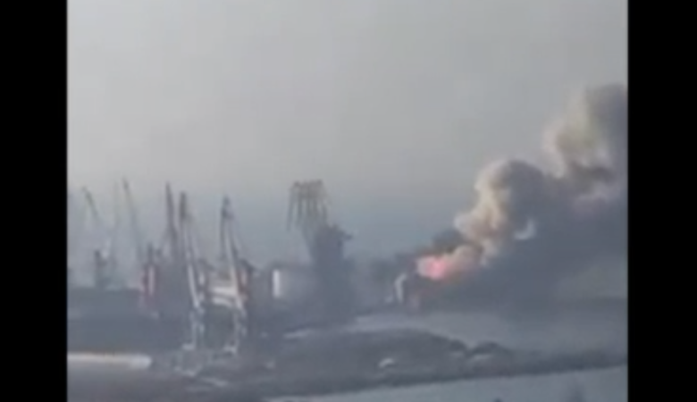 Πόλεμος στην Ουκρανία: Μεγάλη φωτιά στο λιμάνι του Μπερντιάνσκ – Οι Ουκρανοί κατέστρεψαν ένα ρωσικό αρματαγωγό πλοίο