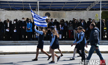 Χωρίς πολύ κόσμο και με αντιπολεμικά μηνύματα η μαθητική παρέλαση στην Αθήνα