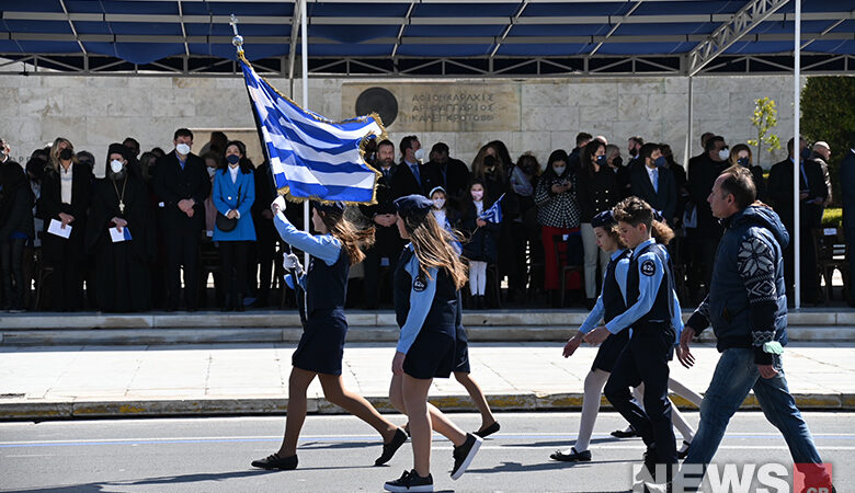 Χωρίς πολύ κόσμο και με αντιπολεμικά μηνύματα η μαθητική παρέλαση στην Αθήνα