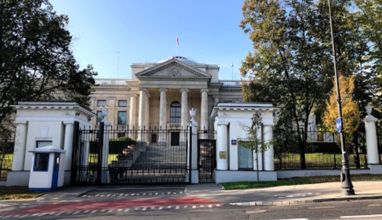 Η Πολωνία «πάγωσε» τους λογαριασμούς της ρωσικής πρεσβείας στη Βαρσοβία