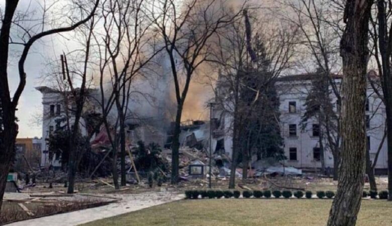 Πόλεμος στην Ουκρανία: Εκατόμβη νεκρών αμάχων στο βομβαρδισμένο θέατρο στη Μαριούπολη