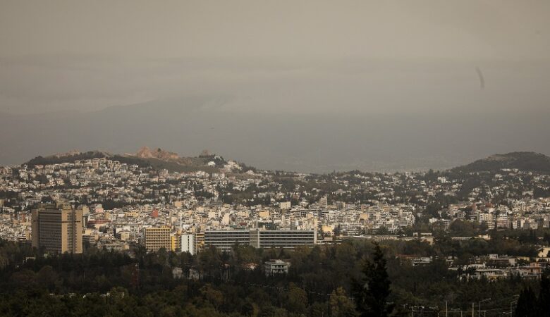 Νεφώσεις, σκόνη και μικρή άνοδος της θερμοκρασίας αύριο Τρίτη