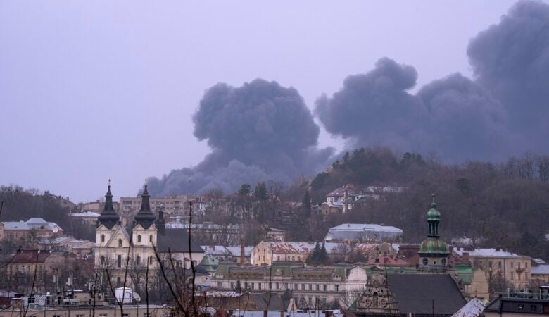 Πόλεμος στην Ουκρανία: Υπό πολιορκία παραμένει το Κίεβο – Πάνω από μισό τρισ. ευρώ το κόστος για τη χώρα