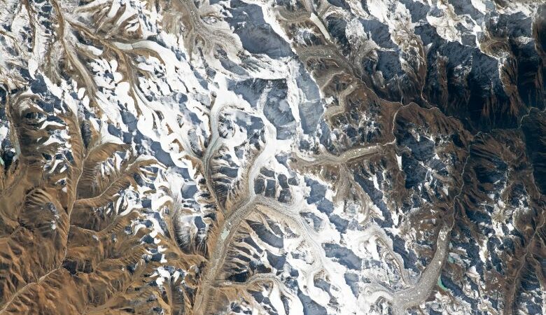 Η εντυπωσιακή φωτογραφία του Έβερεστ από το διάστημα