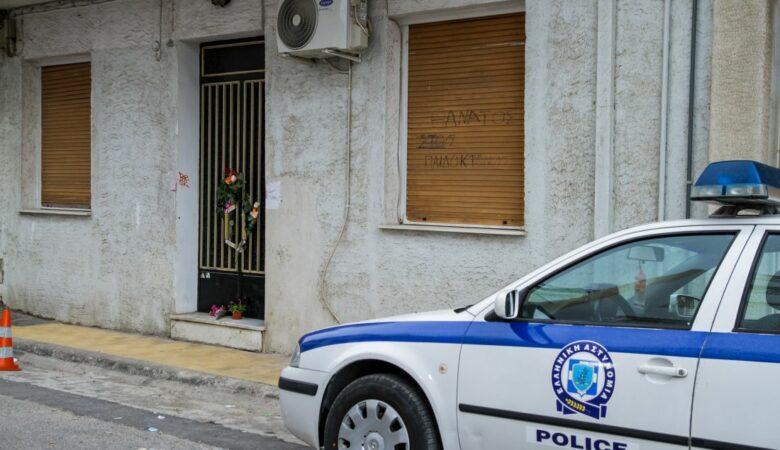 Θάνατος τριών παιδιών στην Πάτρα: Φύλλο και φτερό έκανε η ασφάλεια το σπίτι της Ρούλας Πισπιρίγκου – Γέμισαν 3 αυτοκίνητα