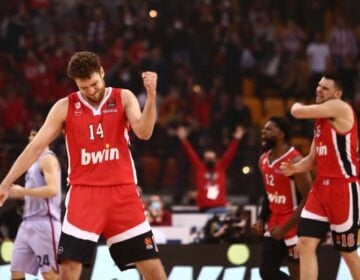 Euroleague: «Μπάτσα» στην Μπάρτσα ο Ολυμπιακός – «Κλείδωσε» την 3η θέση