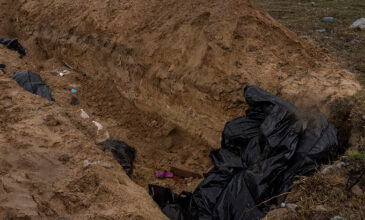 Πόλεμος στην Ουκρανία: Δεκάδες πτώματα αμάχων βρέθηκαν σε ομαδικό τάφο σε χωριό κοντά στο Κίεβο