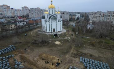 Πόλεμος στην Ουκρανία: Μπορεί και 300 πτώματα να είναι σε ομαδικό τάφο κοντά σε εκκλησία στην Μπούτσα