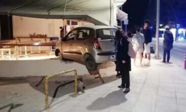 Απίστευτο τροχαίο στα Χανιά: Αυτοκίνητο «προσγειώθηκε» σε κρεπερί