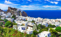 Το ελληνικό νησί όπου τα σπίτια κοιτάνε στην ανατολή – Ποιος ο λόγος