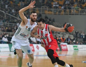 Basket League: Χαλύβδινος ο Ολυμπιακός πήρε το ντέρμπι στο ΟΑΚΑ και ανέβηκε πρώτος