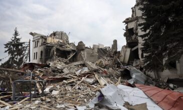 Πόλεμος στην Ουκρανία: «Περισσότεροι από 10.000 νεκροί άμαχοι στη Μαριούπολη»
