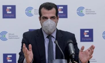 Κορονοϊός: Παράθυρο Πλεύρη να μην καταργηθεί η χρήση μάσκας στους εσωτερικούς χώρους
