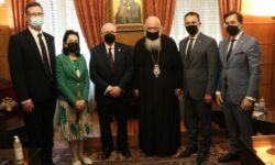 Ο πρόεδρος και μέλη της Γερουσίας του Καναδά πήγαν στον Αρχιεπίσκοπο