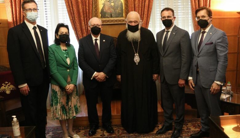 Ο πρόεδρος και μέλη της Γερουσίας του Καναδά πήγαν στον Αρχιεπίσκοπο