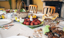 Εορταστικά γεύματα σε οικογένειες και άστεγους από το Δήμο Αθηναίων