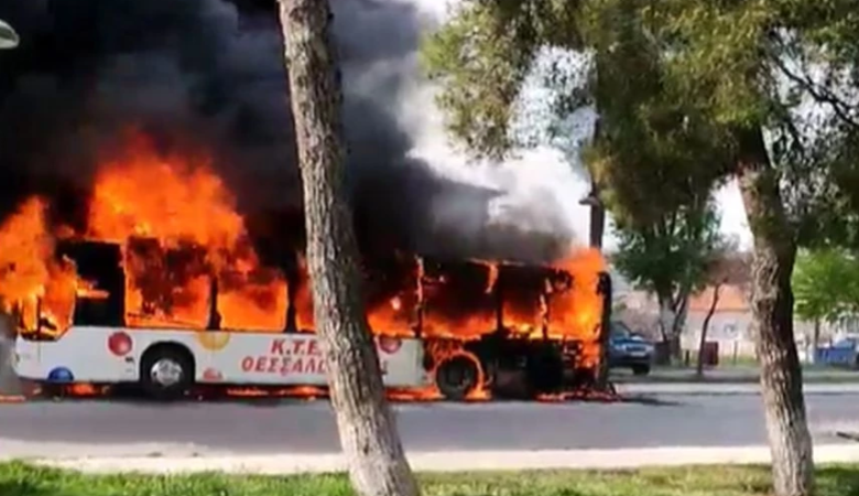 Θεσσαλονίκη: Αστικό λεωφορείο πήρε φωτιά εν κινήσει