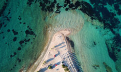 Το σμαραγδένιο νησί στον Αργοσαρωνικό με τις καταπληκτικές παραλίες