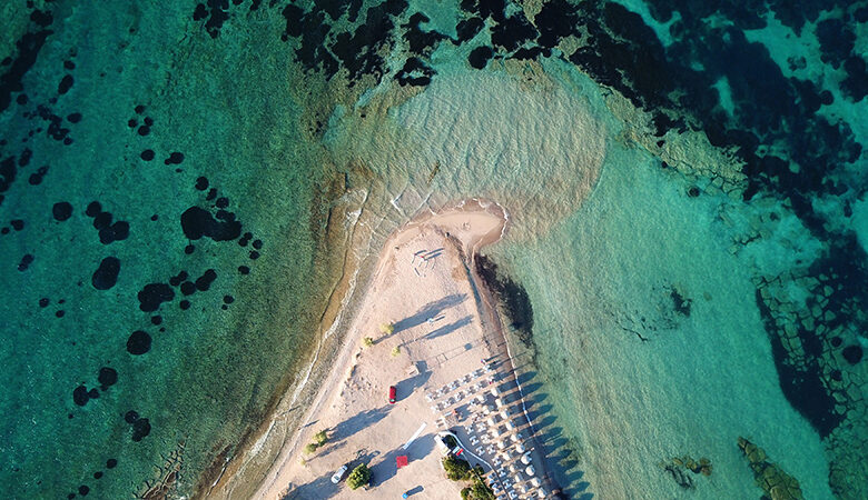 Το σμαραγδένιο νησί στον Αργοσαρωνικό με τις καταπληκτικές παραλίες