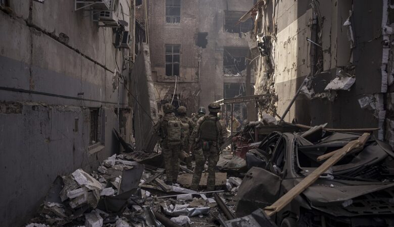 Πόλεμος στην Ουκρανία: Σοκ με 44 πτώματα αμάχων στα συντρίμμια κτιρίου στο Χάρκοβο