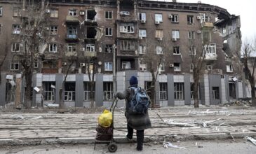 Πόλεμος στην Ουκρανία: Οι ρωσικές δυνάμεις συνεχίζουν τους βομβαρδισμούς σε Μαριούπολη και Χάρκοβο
