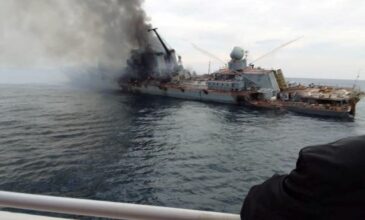 Πόλεμος στην Ουκρανία: Το «Moskva» φλεγόμενο λίγο πριν τη βύθισή του – Οι πρώτες εικόνες