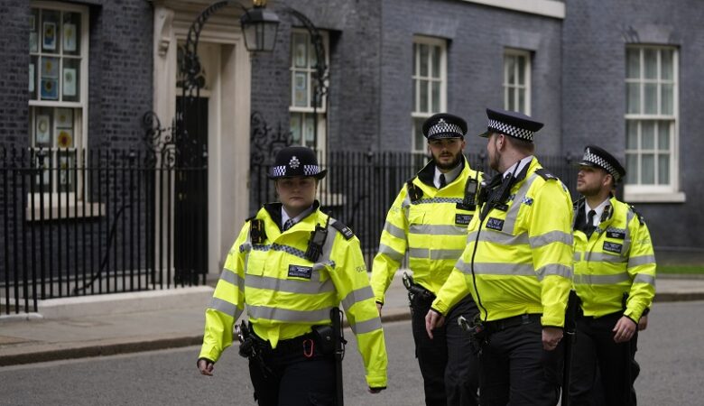 Βρετανία: Άνδρας με μαχαίρι απείλησε αστυνομικούς κοντά στην πρωθυπουργική κατοικία