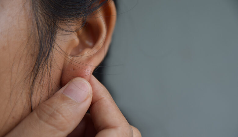 Τι σημαίνει όταν κάποιος πιάνει επίμονα το αυτί του