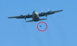 Βίντεο-σοκ με Έλληνα αλεξιπτωτιστή να «κρέμεται» έξω από C-130