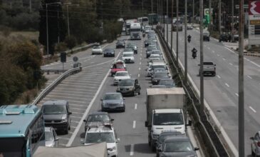 Μποτιλιάρισμα στην εθνική οδό Αθηνών-Κορίνθου λόγω ανατροπής φορτηγού