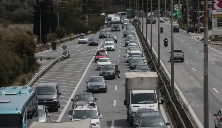 Μποτιλιάρισμα στην εθνική οδό Αθηνών-Κορίνθου λόγω ανατροπής φορτηγού