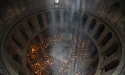 Ολοκληρώθηκε η τελετή αφής του Αγίου Φωτός στoν Ναό της Αναστάσεως στα Ιεροσόλυμα – Δείτε βίντεο