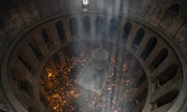 Ολοκληρώθηκε η τελετή αφής του Αγίου Φωτός στoν Ναό της Αναστάσεως στα Ιεροσόλυμα – Δείτε βίντεο